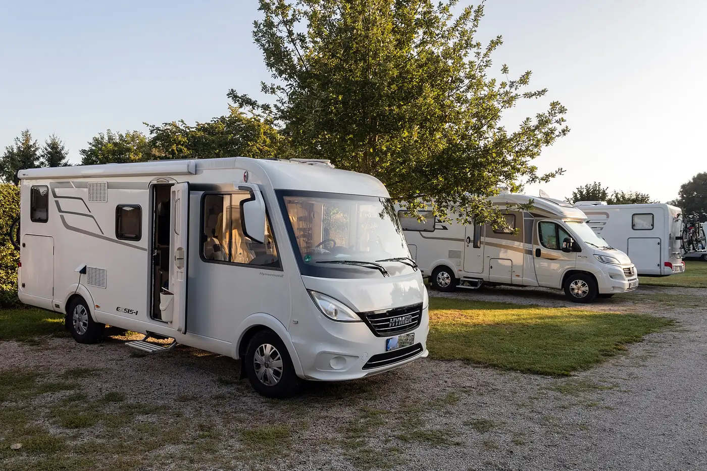 Wohnmobile auf dem Wohnmobilstellplatz in Bad Sobernheim im Abendlicht